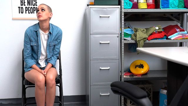 Shoplyfter - security video