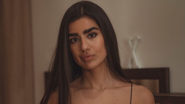 Elite Aaeysha at kissing trailer