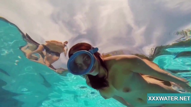 Pulchritudinous side chick - public trailer - Underwater Show