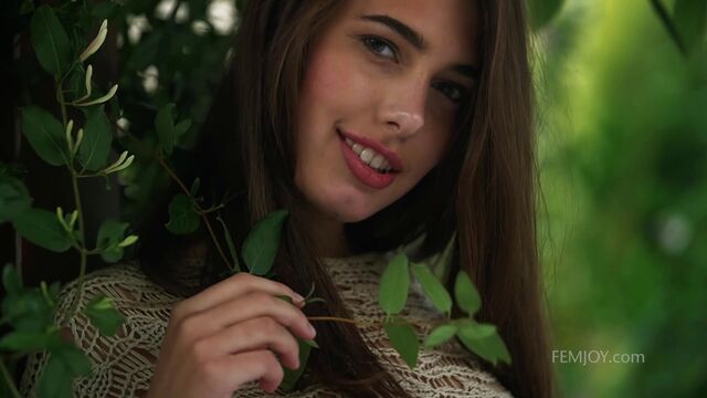 Femme fatale Katrine Pirs's stripping video