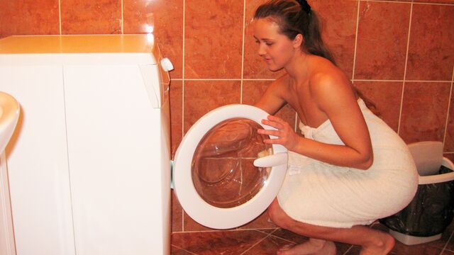 Lea's small tits video