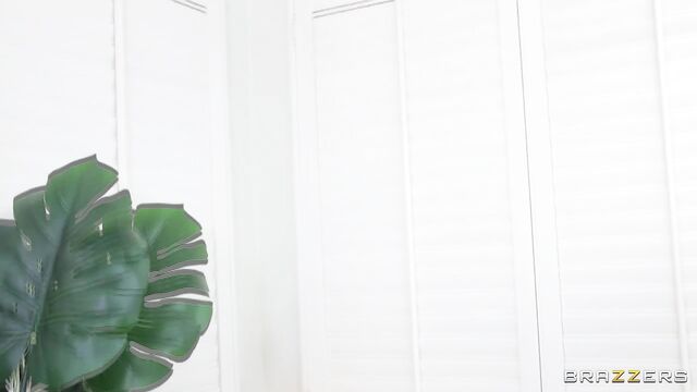 Watch easy-on-the-eyes Sommer Isabella's movie